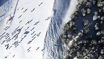 Letecký pohled na lyžaře v rakouském středisku Zell am See. Ilustrační foto.