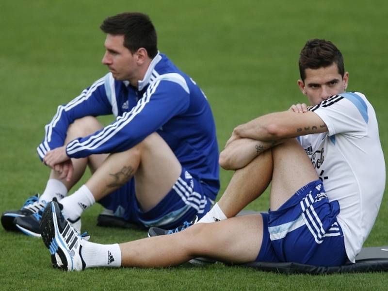Lionel Messi (vlevo) a Fernando Gago na tréninku Argentiny před čtvrtfinále s Belgií.