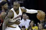 LeBron James z Clevelandu (vpravo) proti Torontu.