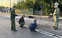 Vyšetřovatelé na místě činu po explozi auta 21. srpna 2022 v Moskvě. Zahynula při ní Daria Duginová, dcera ruského prokremelského ultranacionalistického ideologa Alexandra Dugina.