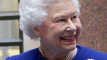 Královna Alžběta II. milovala brože, v soukromé kolekci jich měla údajně více než sto. Na snímku má na sobě Safírovou brož prince Alberta
