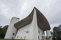 Kaple Notre Dame du Haut švýcarsko-francouzského architekta Le Corbusiera.