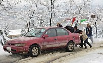 Několikadenní husté sněžení a laviny si v Afghánistánu vyžádaly už více než 100 obětí