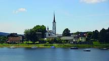 Městys Frymburk leží na poloostrově na levém břehu vodní nádrže Lipno. Nachází se tam několik pláží a přístaviště s přívozem.