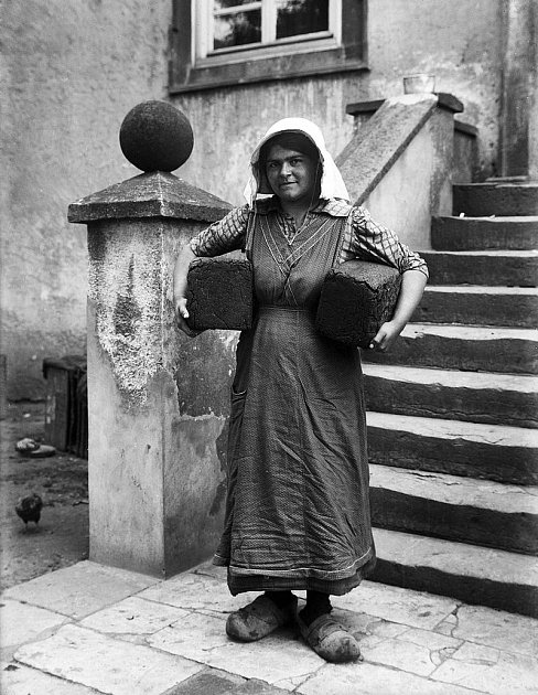 Rolnická dívka s dvěma pumpernickel chleby (1919)