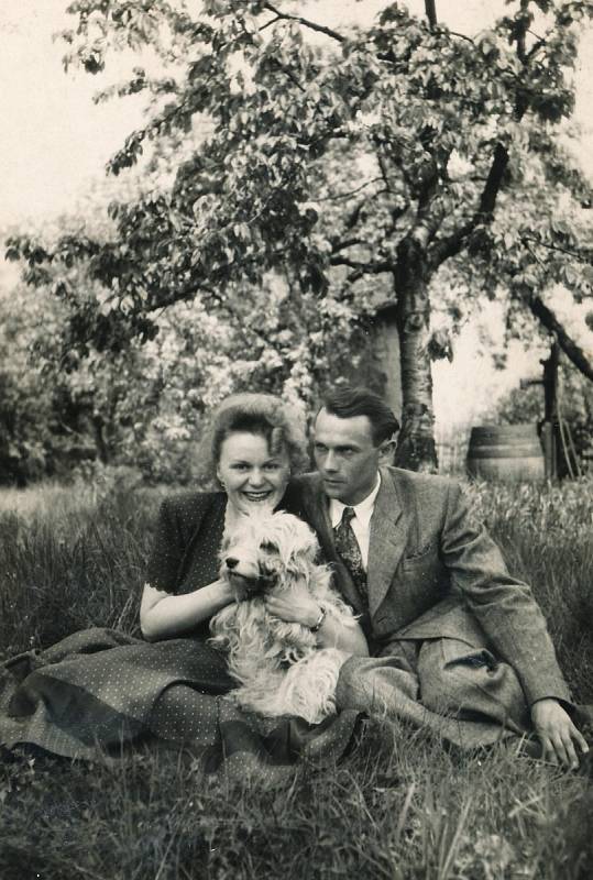 Hana Truncová se snoubencem Otakarem Čeňkem Truncem v roce 1949