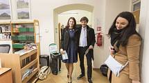Marek Hilšer s manželkou ve volební místnosti