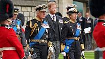Král Karel III. a jeho sestra, princezna Anna, přicházejí na smuteční obřad v Kapli sv. Jiří na hradě Windsor. V pozadí princ Harry, syn Karla III.