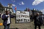 Příznivci krajní pravice protestují v centru Londýna. Chtějí prý chránit památníky a sochy před těmi, kteří vyšli do ulic na podporu demonstrací v USA.