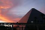 Hotel a kasino Luxor v Las Vegas má zvenčí tvar pyramidy, uvnitř se nacházejí sochy egyptských bohů a hieroglyfy. Vstup do kasina hlídá obří sfinga.