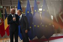 Odcházející předseda Evropské rady Donald Tusk (vpravo) a jeho nástupce Charles Michel (vlevo).