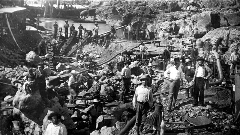 Těžba zlata na řece American poblíž Sacramenta, asi rok 1852. Snímek byl pořízen daguerrotypií na vysoce leštěnou kovovou desku, složenou z tenké vrstvy stříbra na měděné podložce