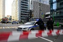 Policie před poškozenou budovou obchodního střediska v Moskvě