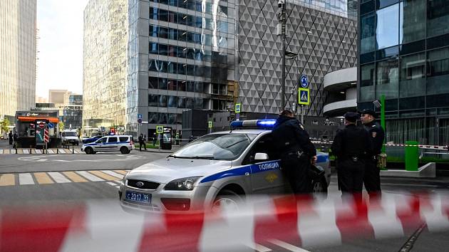 Policie před poškozenou budovou obchodního střediska v Moskvě