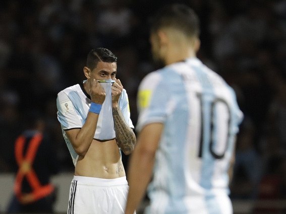 Zklamaní argentinští fotbalisté po prohře s Paraguayí