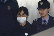 Čche Son-sil při příchodu k jihokorejskému soudu
