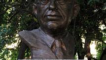 Busta polského spisovatele Stanisława Lema v aleji celebrit ve městě Kielce