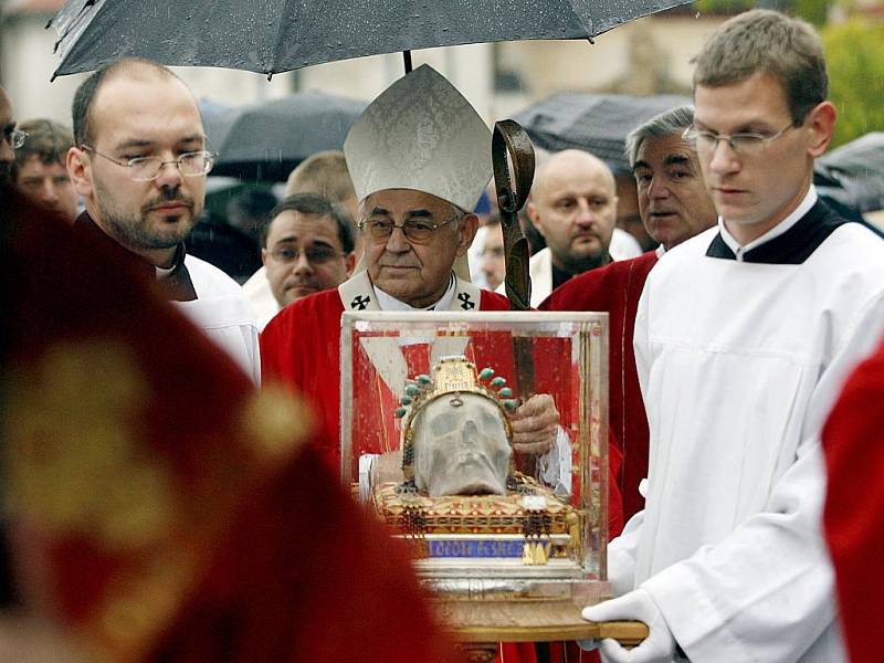 Kardinál Miloslav Vlk doprovází lebku sv. Václava na pouti ve Staré Boleslavi. 