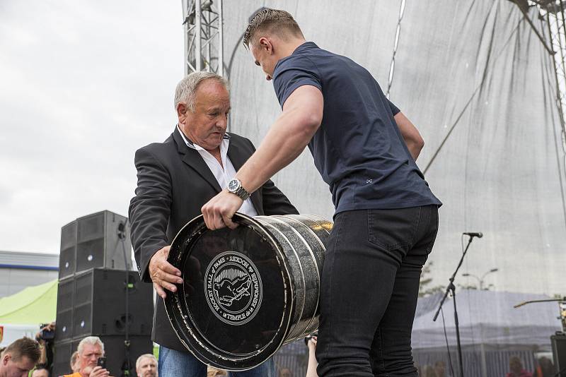 Jakub Vrána přivezl do Prahy slavný Stanley Cup.