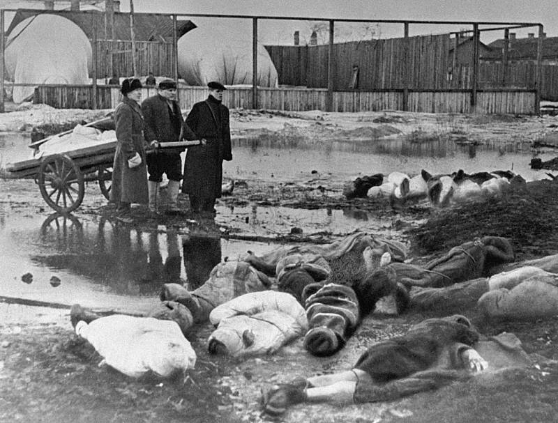 Oběti blokády jsou pohřbívány na hřbitově Volkovo, říjen 1942