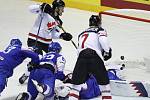 Kanaďan Anthony Cirelli (vzadu) střílí gól v zápase hokejového mistrovství světa proti Slovensku