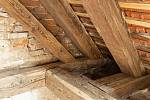 Při obhlídce domu zkontrolujte, v jakém stavu je dřevěný krov. Může být napadený dřevokazným hmyzem, houbami a plísněmi.