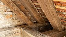 Při obhlídce domu zkontrolujte, v jakém stavu je dřevěný krov. Může být napadený dřevokazným hmyzem, houbami a plísněmi.