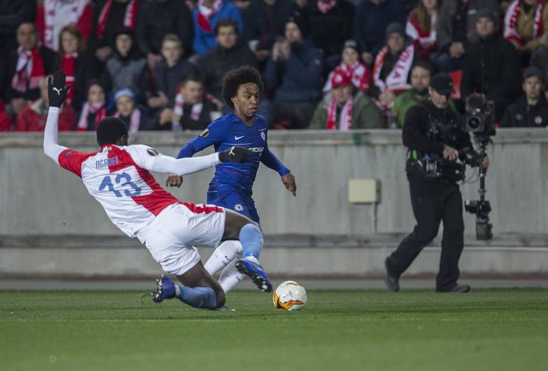 První utkání čtvrtfinále Evropské ligy mezi Slavií a Chelsea. Willian.