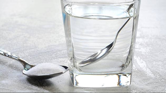 Slaná voda na lačný žaludek má prý zlepšovat trávení