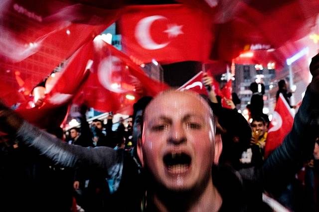 V soutěži Czech Press Photo v kategorii Aktualita vyhrála fotografie Roberta Barky Ano Erdoganovi, Ne demokracii. Zachycuje davy příznivců prezidenta Erdogana v nočních ulicích po volbách v Turecku.