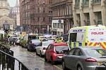 Policejní vozidla u místa incidentu v centru skotského Glasgow, kde útočník v hotelu ubodal tři lidi.