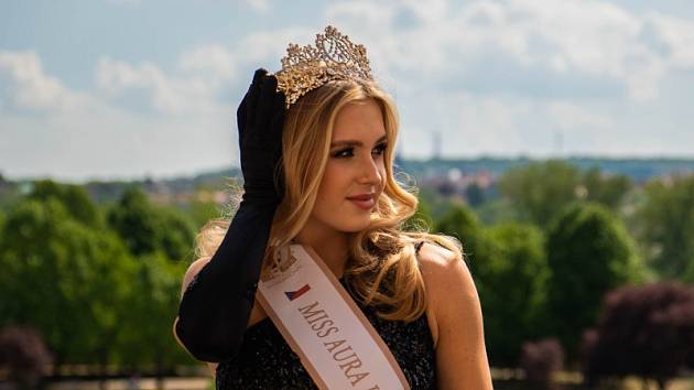 Terezinu cestu a přípravu na světovou soutěž můžete sledovat na profilech Miss České republiky, Miss Aura International nebo přímo na jejím Instagramu.
