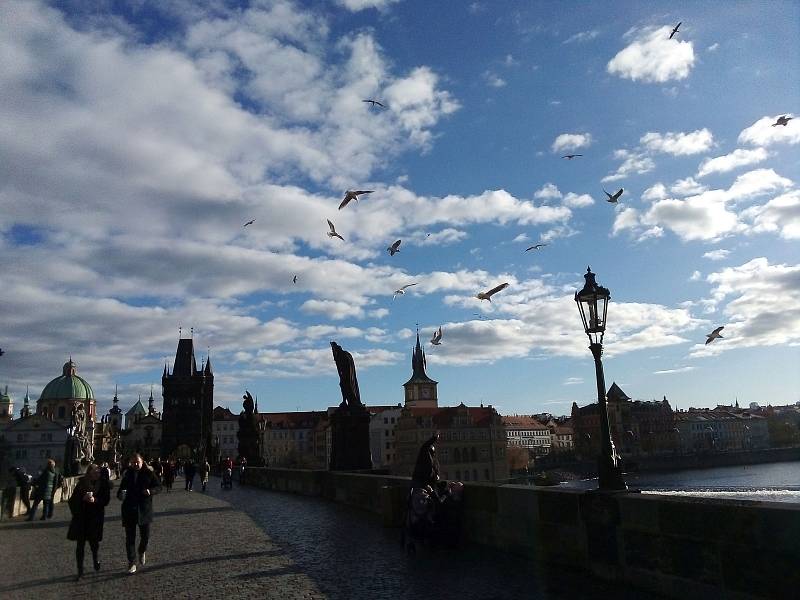 Karlův most patří mezi nejslavnější pamětihodnosti Prahy