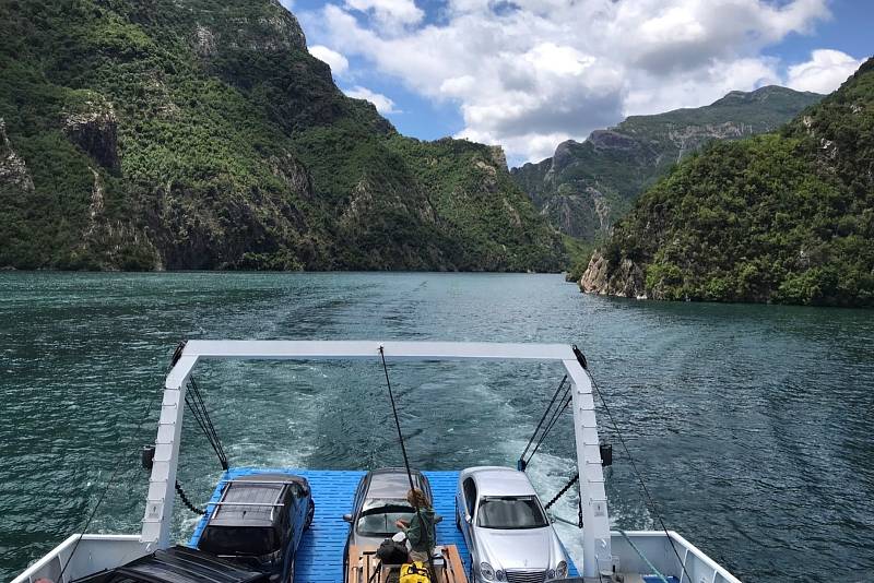 Začátkem července jsme se plavili trajektem na albánském jezeře Komani během našeho čtrnáctidenního road tripu po Balkáně.