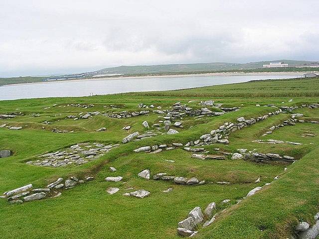 Pozůstatky části vikingské osady Shetland v Jarlshofu ve Skotsku