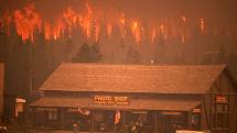 V Yellowstone často hoří. Nejničivější požáry ničily park v roce 1988 (na snímku). Oheň postihl více než třetinu území národního parku