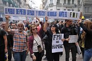 Lidé v hlavním městě Argentiny Buenos Aires protestují proti úsporným opatřením prezidenta Mauricia Macriho