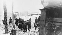 Odklízení sněhu v únoru 1942 na minském nádraží