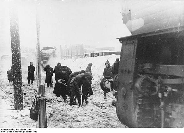 Odklízení sněhu v únoru 1942 na minském nádraží