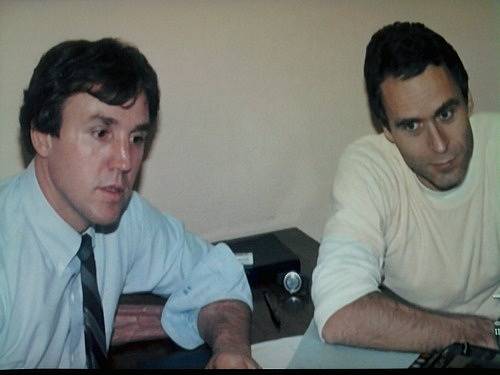 Zvláštní agent William Hagmaier (vlevo) a sériový vrah Ted Bundy (vpravo) při jednom z rozhovorů těsně před Bundyho popravou.