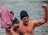 český film Bába z ledu - Bohdan Sláma s Pavlem Novým po plavbě v zimní Vltavě