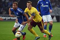 Bořek Dočkal ze Sparty (vpravo) a Benedikt Höwedes ze Schalke.