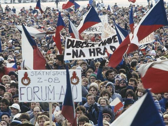 Manifestace občanů na Letenské pláni na podporu studentů a Občanského fóra. Prosinec 1989.