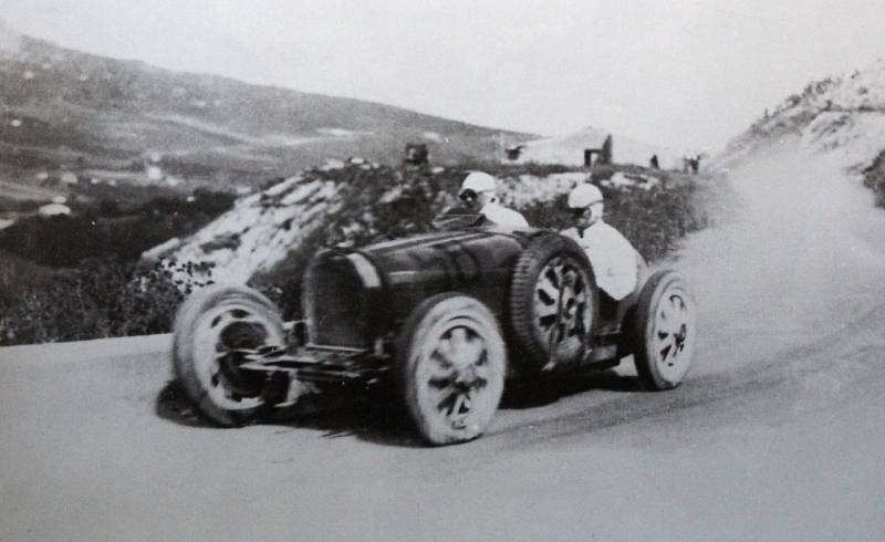 Zde je v plném tempu na svém nejslavnějším závodě Targa Florio