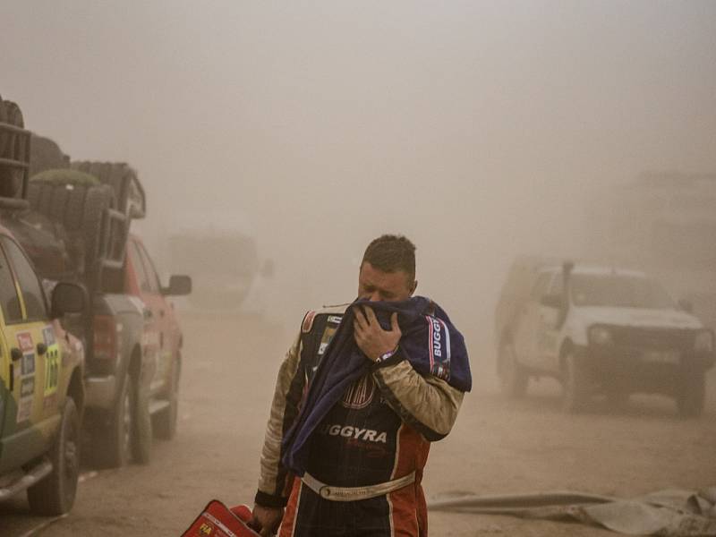 Písečná bouře na Rallye Dakar.