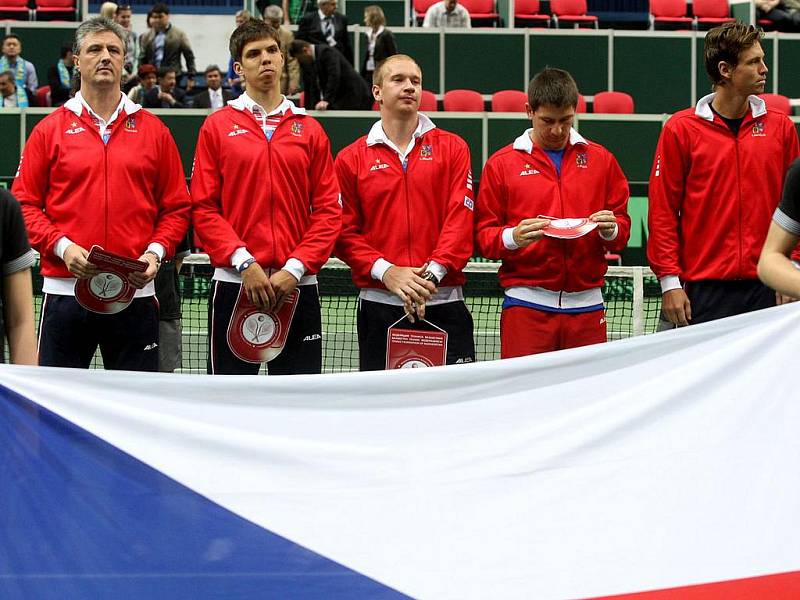 Čeští tenisté nastupují na dvorec při zahajovacím ceremoniálu.