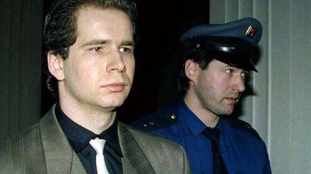 Policisté přivádějí do soudní síně Oto Biedermana, který byl v roce 1999 pravomocně odsouzen za pět nájemných vražd z let 1993 až 1996 v případu jistého gangu. Znáte jeho jméno?