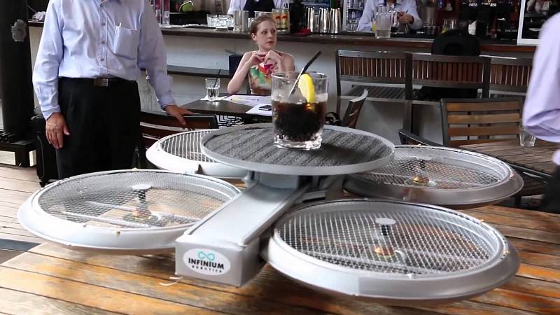 dron dokáže obsluhovat hosty restaurace