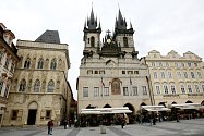 Historický Dům U Kamenného zvonu z druhé poloviny 13. století na Staroměstském náměstí v Praze. 
