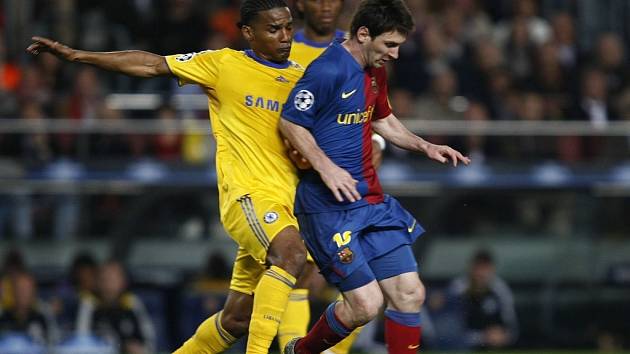 Hvězda Barcelony Lionel Messi (vpravo) v souboji s Florentem Maloudou z Chelsea. 